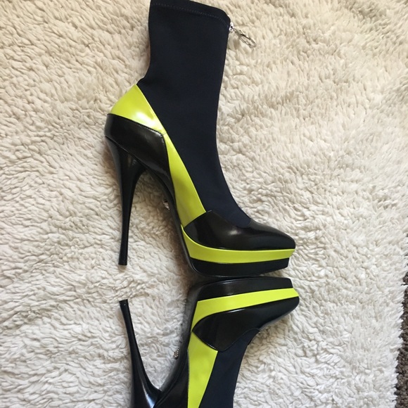 Versace - Picture 5 of 8